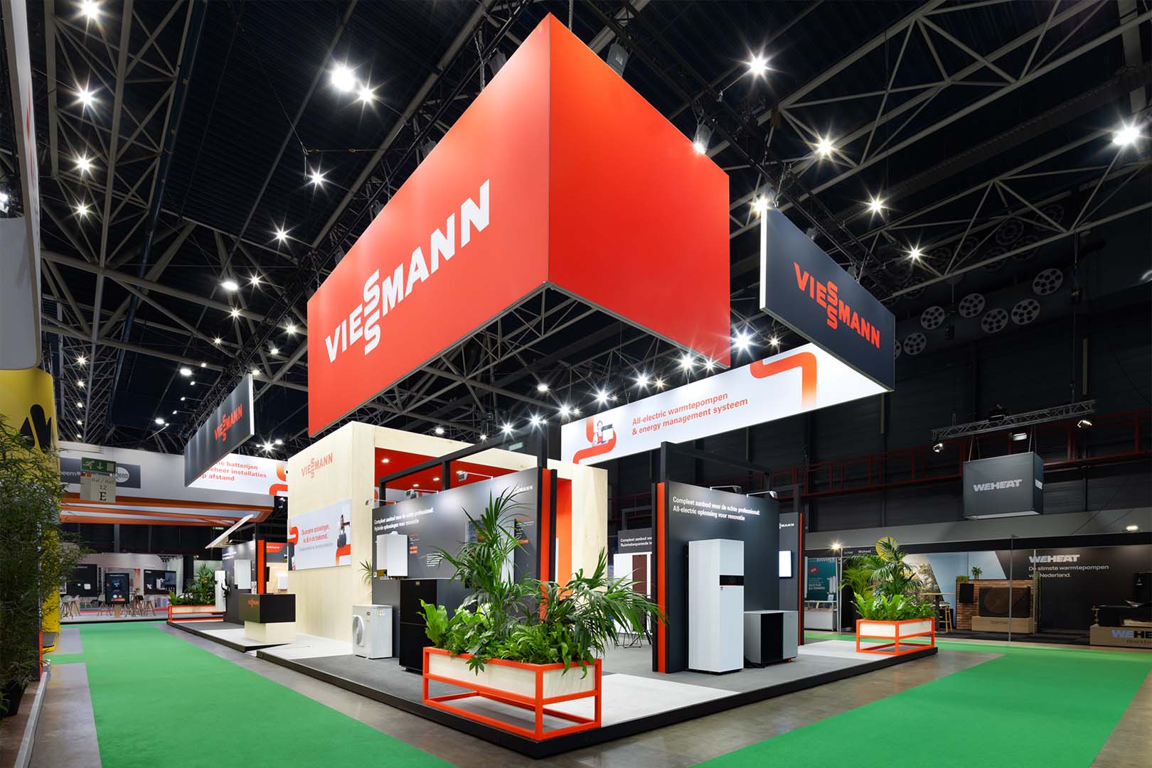 Opvallend standontwerp en standbouw voor Viessmann op de VSK beurs in de Jaarbeurs Utrecht. Ontworpen en gebouwd door standbouwer Eldee Expo Experts.